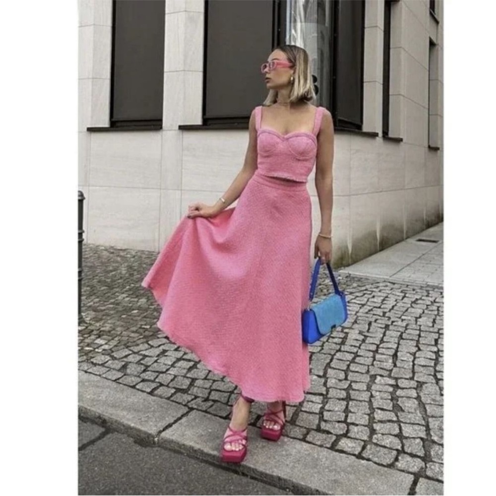 NWT- Zara PINK TEXTURED
TWEED Skirt - Picture 4 of 14